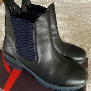Bueno Women’s Black Leather Chukka Boots with Navy Elastic Panels